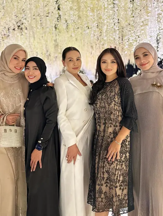 Nathalie Holscher menjadi salah satu tamu undangan yang hadir di pernikahan Adiba Khanza dan Egy Maulana. [Foto: Instagram/nathalieholscher]