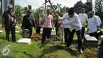Kepala Dinas Pertamanan dan Pemakaman DKI Jakarta Djafar Muchlisin membongkar 4 makam dari total terindikasi 14 makam fiktif di Tempat Pemakaman Umum (TPU) Menteng Pulo, Jakarta Selatan, Kamis (28/7). (Liputan6.com/Gempur M Surya)