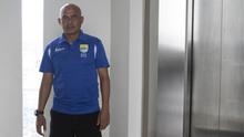 Asisten pelatih Persib, Heri Setiawan, saat konferensi pers jelang pertandingan persahabatan antara Persib melawan Bali United di Hotel DeRain, Bandung, Jumat (12/2/2016). (Bola.com/Vitalis Yogi Trisna)