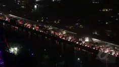 Sejumlah kendaraan terjebak kemacetan panjang di Jalan Tol Pelabuhan arah Tanjung Priok, Jakarta, Senin (9/2/2015). (Liputan6.com/Faizal Fanani)