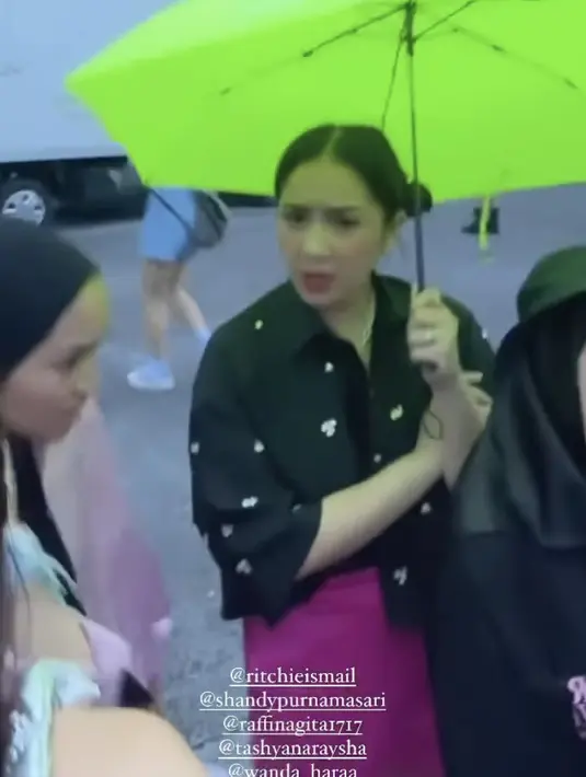 Sementera itu, Nagita tampil dengan gaya rambut ikat dua mirip pucca yang terlihat menggemaskan. Dengan rambut belah duanya. [@syahnaz]