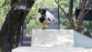 Atlet skateboard Indonesia, Bunga Nyimas Cinta, saat latihan di Skateboard Park, TMII, Jakarta, Sabtu (8/9/2018). Berhasil meraih perunggu, Bunga Nyimas menjadi atlet termuda peraih medali di Asian Games 2018. (Bola.com/M Iqbal Ichsan)
