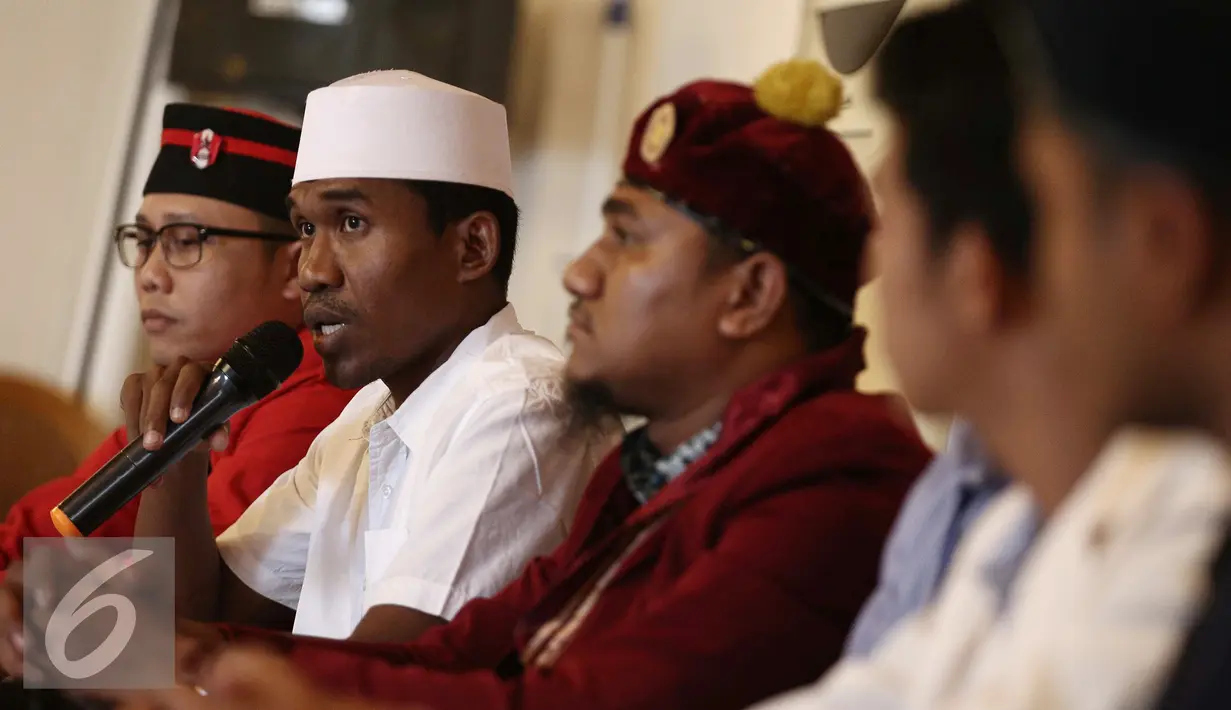 Abdul Haris Wally (Sekjen PMII) menyampaikan lima resolusi 2017 di Jakarta, Kamis (19/1). Hal tersebut dikarenakan, ormas yang tidak mengikut nilai Pancasila akan berdampak buruk bagi bangsa Indonesia. (Liputan6.com/Faizal Fanani)