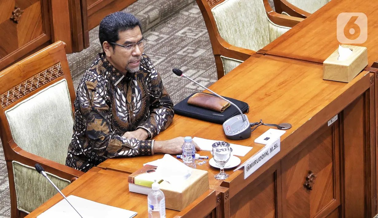 Calon Anggota Komisi Nasional Hak Asasi Manusia (Komnas HAM) 2022-2027 Amiruddin saat mengikuti uji kelayakan dan kepatutandengan Komisi III DPR RI di Kompleks Parlemen, Senayan, Jakarta, Jumat, (30/9). Sebanyak 14 calon anggota Komnas HAM akan mengikuti uji kelayakan dan kepatutan di Komisi III DPR. (Liputan6.com/Angga Yuniar)