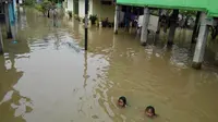 Bantuan untuk para korban banjir belum terlihat, baik dari pemerintah maupun swasta. 