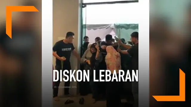 Berburu diskon di sebuah toko pakaian, emak-emak berebut masuk toko. Bahkan hingga sandalnya lepas dan mereka tak mempedulikannya.