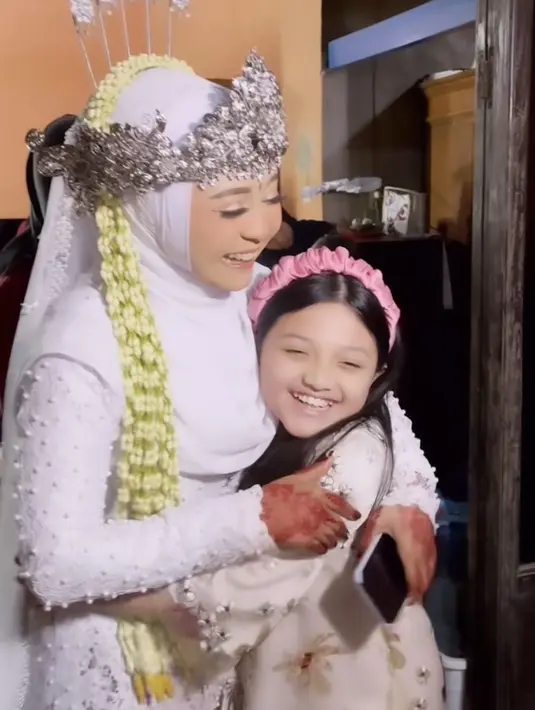 Sus Maya mengenakan kebaya berpayet warna putih lengkap dengan kerudung putig ditambah hiasan siger dan kembang goyang serta ronce melatinya. [@ashanty_ash]