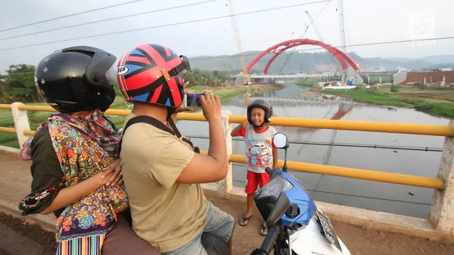 Usai Dioperasikan, Jembatan Kali Kuto Jadi Tontonan Warga