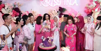 Penyanyi dangdut Kristina Iswandari baru saja merayakan ulang tahunnya ke-47. Acara pesta ulang tahun berlangsung meriah dengan dominasi warna pink. Acara dihadiri banyak selebriti hingga Ratu Dangtut Indonesia, Elvi Sukaesih. Berikut potretnya. [Instagram/amingisback/rahulgobeltukangphoto]