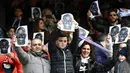  Tindakan rasis dari fans Lazio kepada Kalidou Koulibaly dibalas dengan dukungan ribuan Fans Napoli pada laga  Serie A Liga Italia di San Paolo stadium, Minggu (7/2/2016). (AFP/Carlo Hermann)