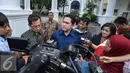 Erick Thohir memberikan keterangan pers usai bertemu Presiden Joko Widodo di Istana Merdeka, Jakarta, Selasa (5/1/2016). Erick memaparkan hasil gelaran Piala Presiden yang memunculkan Persib Bandung sebagai juara. (Liputan6.com/Faizal Fanani)