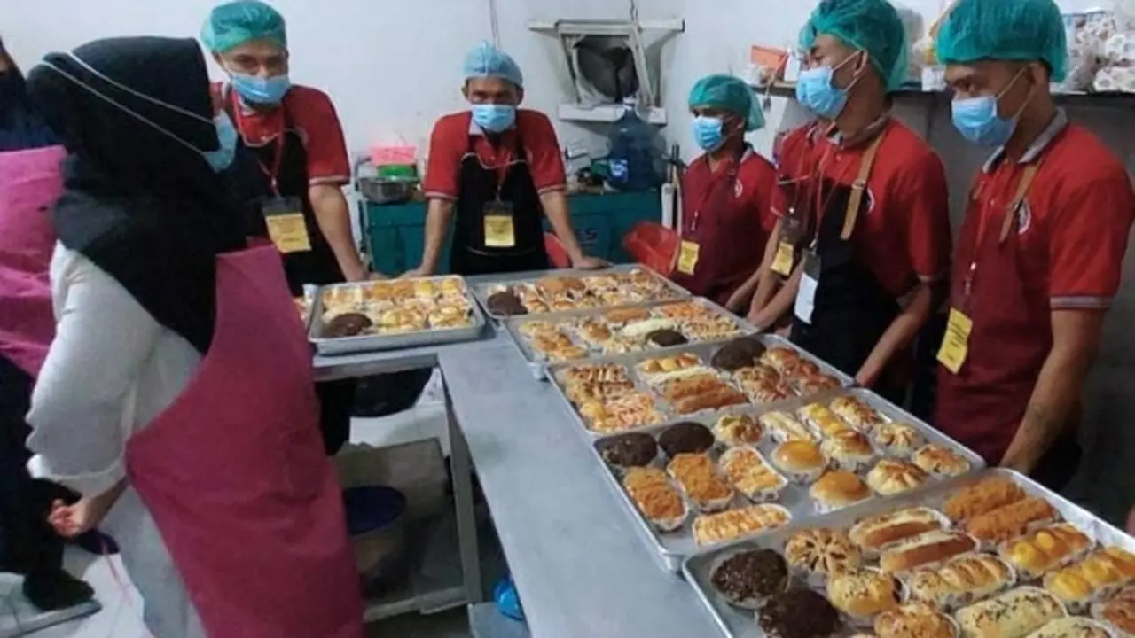 Narapidana di Lapas Bagansiapiapi, Rokan Hilir, membuat roti sebagai bekal jika bebas nanti.