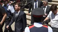 Lionel Messi berjalan dengan santai usai mengikuti sidang kasus pajak yang dituduhkan kepadanya bersama Jorge Messi di Kantor Pengadilan Barcelona, (2/6/2016). (AFP/Lluis Gene)