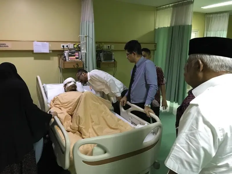 Mantan Ketua KPK Abraham Samad saat menjenguk penyidik senior KPK Novel Baswedan di RS Mitra Keluarga Kelapa Gading. (Liputan6.com/Eka Hakim)