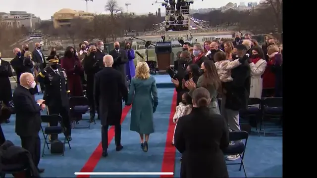 Joe Biden dan istri, Jill Biden bersiap masuk ke area pelantikan dan pengambilan sumpah jabatan di Gedung Capitol Hill, AS. (Live Streaming VOA)