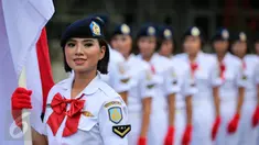 Precision Walking Korps Wanita Angkatan Laut (Kowal) bersiap mengikuti upacara peringatan HUT ke-53 Kowal di Markas Kolinlamil, Jakarta, Selasa (5/1). (Liputan6.com/Faizal Fanani)