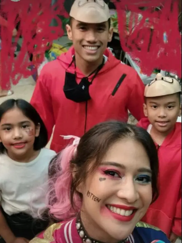 Potret Dian Sastrowardoyo Jadi Psikopat untuk Rayakan Halloween dengan Kostum Harley Quinn