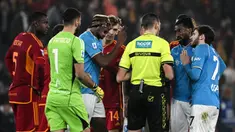 Setelah disingkirkan Frosinone dari ajang Coppa Italia pada tengah pekan lalu, Napoli kembali menuai hasil negatif setelah takluk 0-2 dari AS Roma pada laga pekan ke-17 Liga Italia 2023/2024 di Olympic Stadium, Roma, Minggu (24/12/2023) dini hari WIB. Dua gol kemenangan pasukan Jose Mourinho dicetak masing-masing oleh Lorenzo Pellegrini pada menit ke-76 dan Romelu Lukaku pada masa injury time babak kedua. Kekalahan tersebut merupakan yang pertama dialami Napoli dari AS Roma dalam 4 tahun terakhir. Napoli sendiri harus menyelesaikan laga dengan 9 pemain setelah terkena dua kartu merah, masing-masing diterima oleh Matteo Politano dan sang striker andalan, Victor Osimhen. (AFP/Tiziana Fabi)