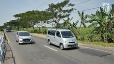 Sejumlah kendaraan melintas di Jalur Pantura, Jawa Barat, Minggu (2/6/2019). Lalu lintas terpantau ramai lancar kendati berlakunya sistem satu arah di Jalan Tol Trans Jawa membuat kendaraan menuju Jakarta dialihkan melalui jalur arteri Pantura. (Liputan6.com/Herman Zakharia)
