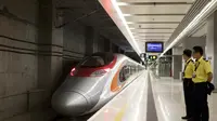 Jaringan kereta peluru berkecepatan 200 kilometer per jam, menghubungkan Hong Kong dengan Guangzhou di China Daratan (AP/Giullia Marci)