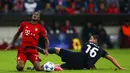 Pemain Dinamo Zagreb, Arijan Ademi melakukan tekel terhadap pemain Bayern Munchen, Kingsley Coman pada laga Liga Champions di Stadion Allianz Arena, Jerman, Rabu (30/9/2015). (Reuters/Michael Dalder)