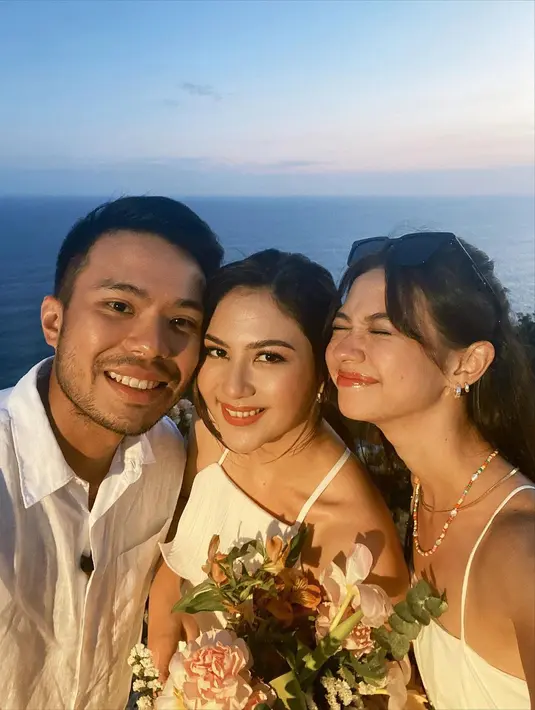 "May your love shine brighter and your companionship grow richer with each passing day," ucap Yuki Kato. (Foto: Instagram/ yukikt)