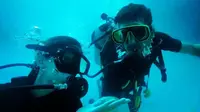 Robertino Pugliara dan istri, Cintya, menikmati snorkeling di laut Krabi, Thailand. (Instagram Robertino Pugliara)