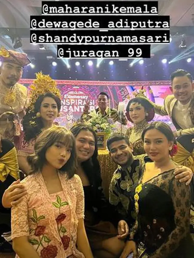 Diundang ke Acara Bisnis Kosmetik, Ini 6 Potret Fuji Pakai Kebaya