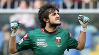 Kiper Genoa, Mattia Perin, merayakan kemenangan atas AC Milan pada laga Serie A di Stadion Luigi Ferraris, Genoa, Minggu (7/12/2014). (AFP/Marco Bertorello)