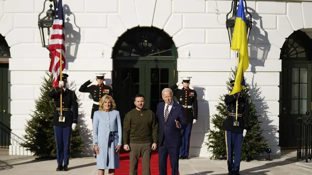 Presiden Joe Biden dan ibu negara Jill Biden, menyambut Presiden Ukraina Volodymyr Zelensky di Gedung Putih di Washington, Rabu, 21 Desember 2022. (AP Photo/Andrew Harnik)