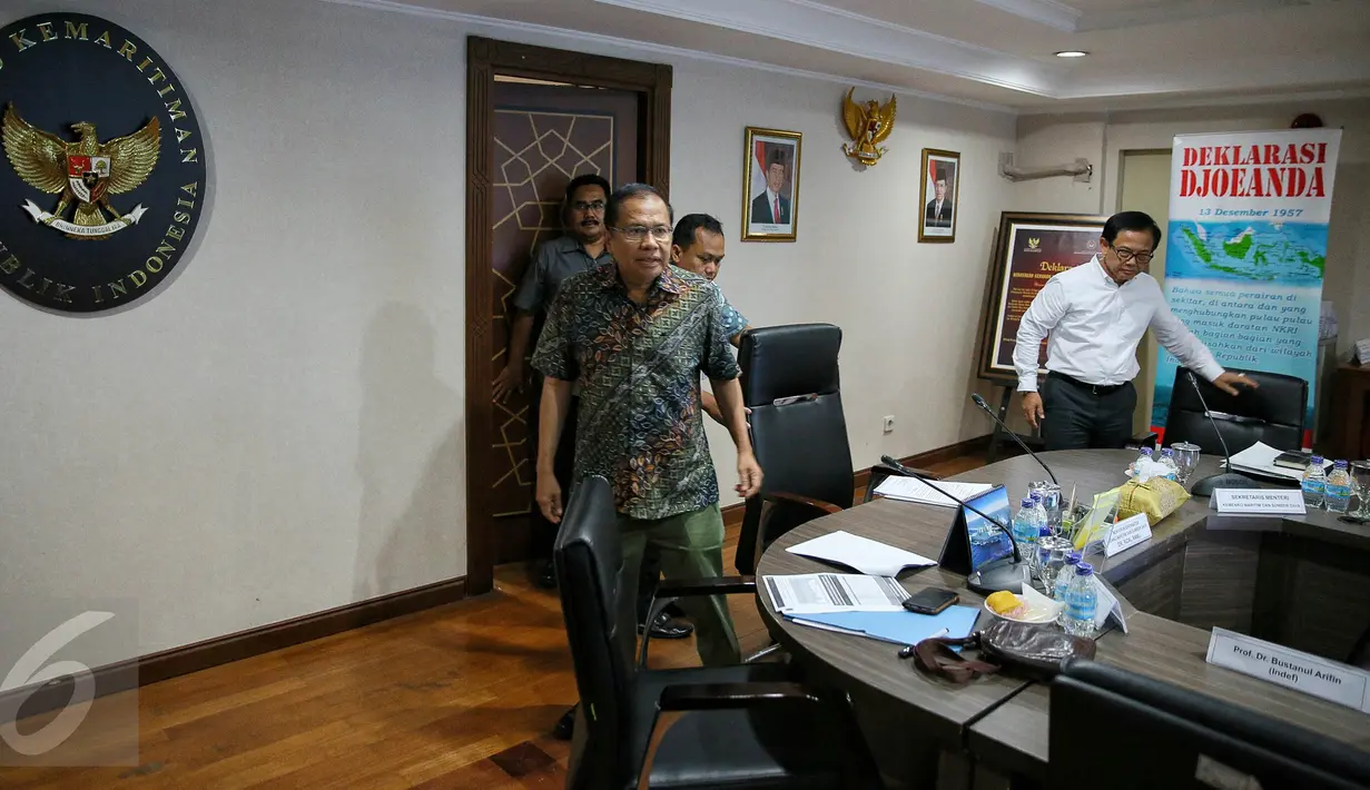 Menteri Koordinator Bidang Maritim Rizal Ramli (depan kiri) saat tiba untuk mengikuti rapat koordinasi di Gedung BPPT, Jakarta, Kamis (21/1/2016). Rapat koordinasi tersebut membahas pangan dan kemiskinan. (Liputan6.com/Faizal Fanani)