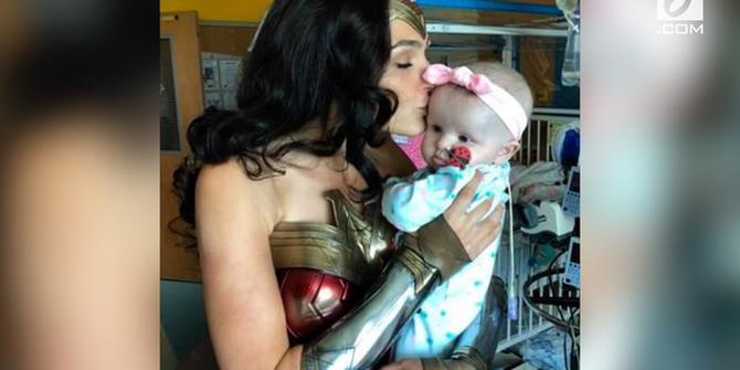 VIDEO: Berkostum Wonder Woman Gal Gadot Datangi RS Anak