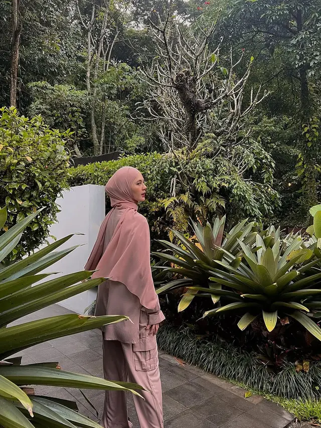 Pesona Kalem Paula Verhoeven dengan Busana Berhijab Soft Pink, Tampil Stylish Hanya dengan Satu Warna