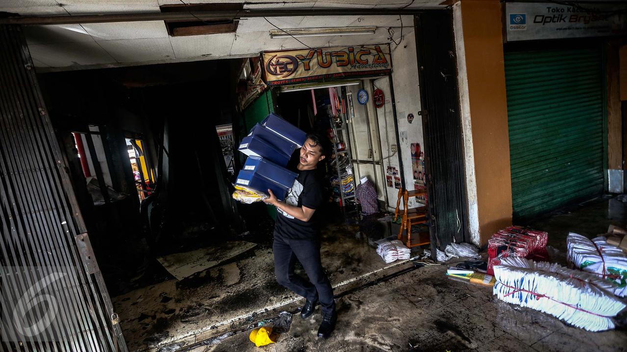 20170119-Pasar Senen Kebakaran, Pedagang Evakuasi Barang Dagangan-Jakarta