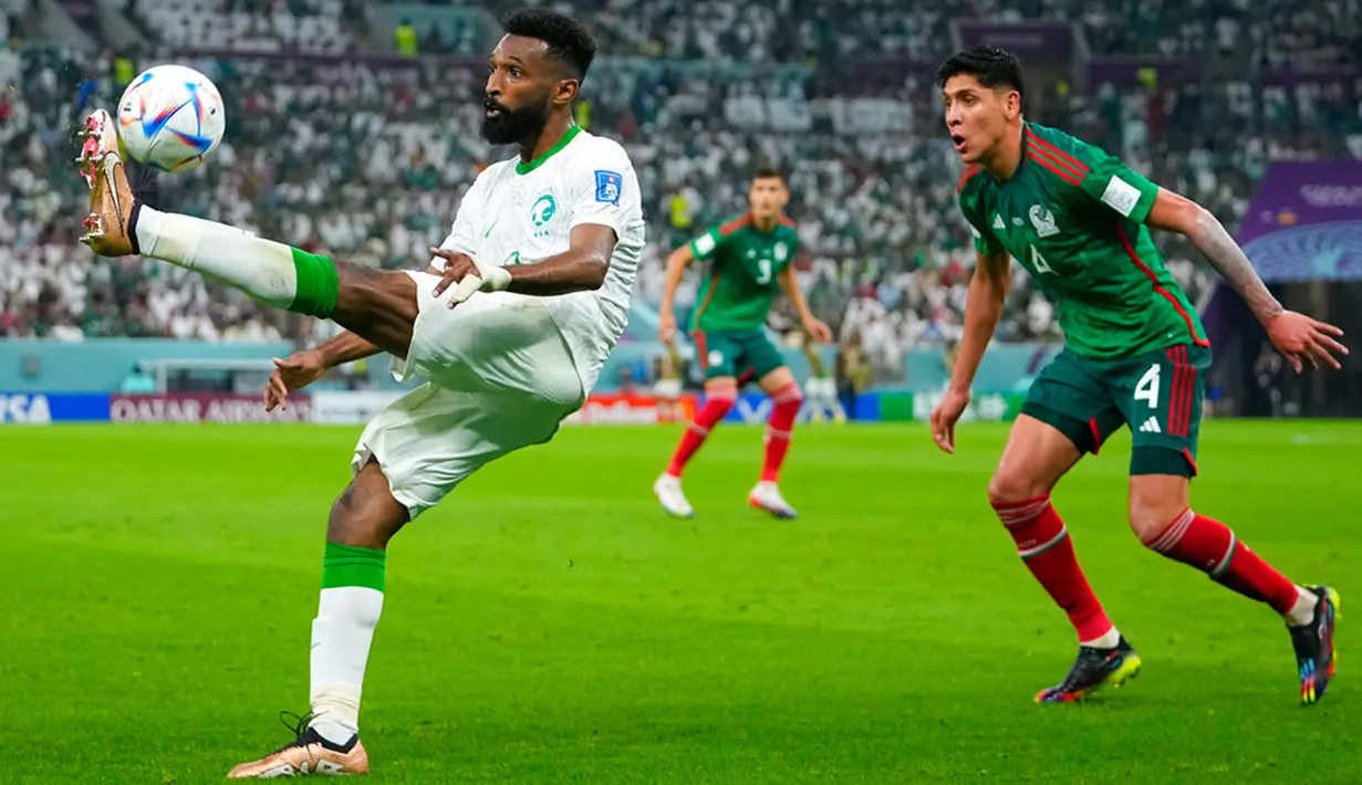 Pemain Arab Saudi Firas Al-Buraikan menendang bola saat melawan Meksiko pada pertandingan sepak bola Grup C Piala Dunia 2022 di Stadion Lusail, Lusail, Qatar, 30 November 2022. Meksiko menang 2-1 tetapi gagal melaju ke babak 16 besar Piala Dunia 2022. (AP Photo/Julio Cortez)