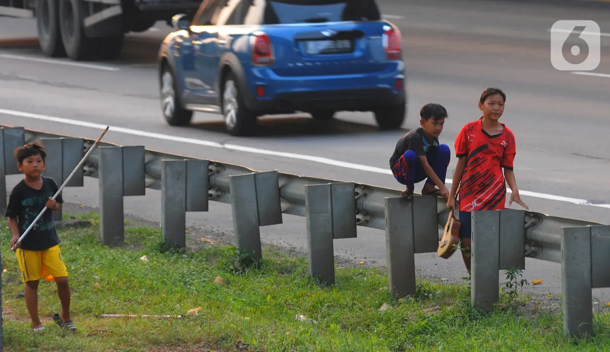 Aksi yang dilakukan anak-anak ini tentu sangat berbahaya dan bisa menjadi penyebab kecelakaan lalu lintas. (merdeka.com/imam buhori)