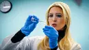 Ivanka Trump menggunakan pipet mengukur tingkat nikotin dalam rokok ketika melakukan kunjungan di laboratorium di  Waukee Innovation and Learning Centre di Waukee, Iowa, (19/3). (Rodney White/The Des Moines Register via AP)