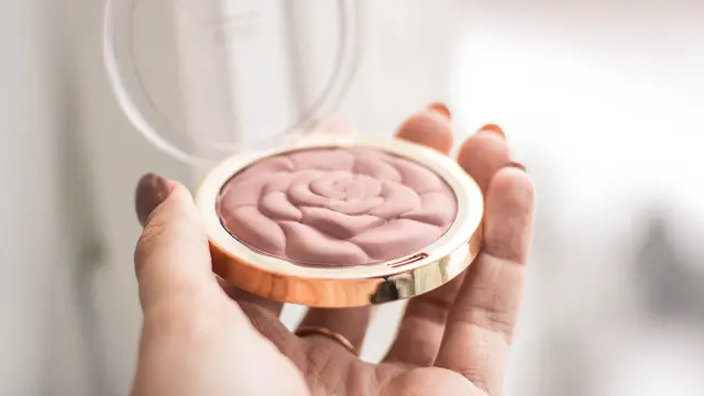 Compact powder/bedak/makeup.