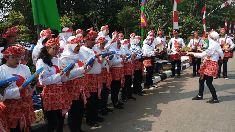 Para pelajar rela panas-panas untuk semangati pelari Kirab Obor Asian Games 2018