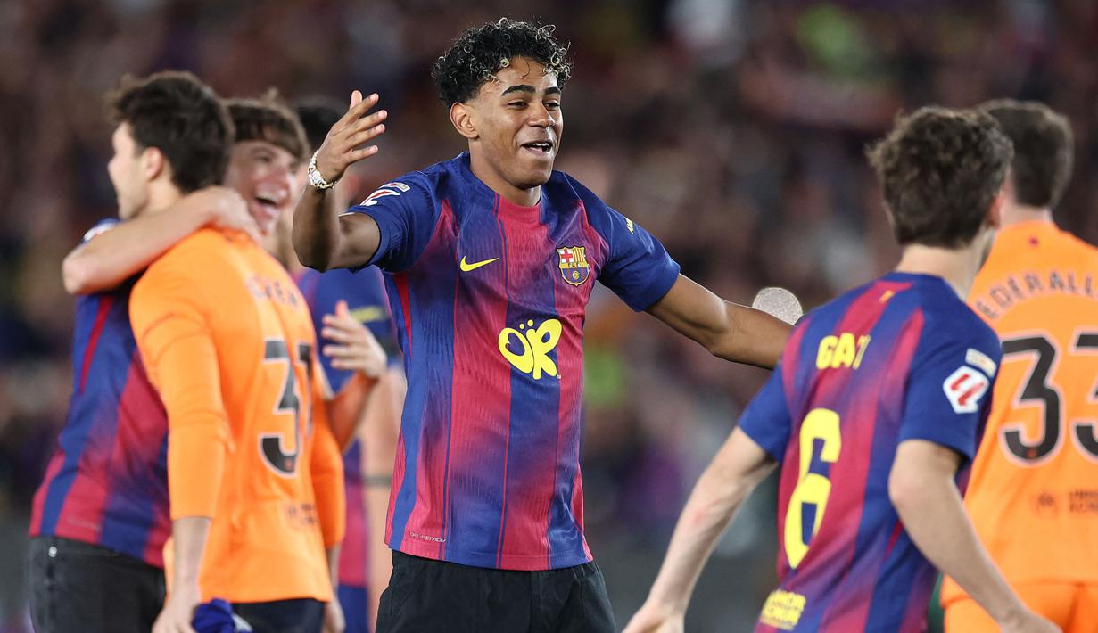 Pertemuan tersebut kemudian ramai diperbincangkan di internet selain keberhasilan Barcelona mengunci gelar Liga Spanyol setelah menang 2-0 atas Real Madrid. Momen itu disebut-sebut sebagai pertemuan dua ikon Gen Z. (AFP/Josep Lago)