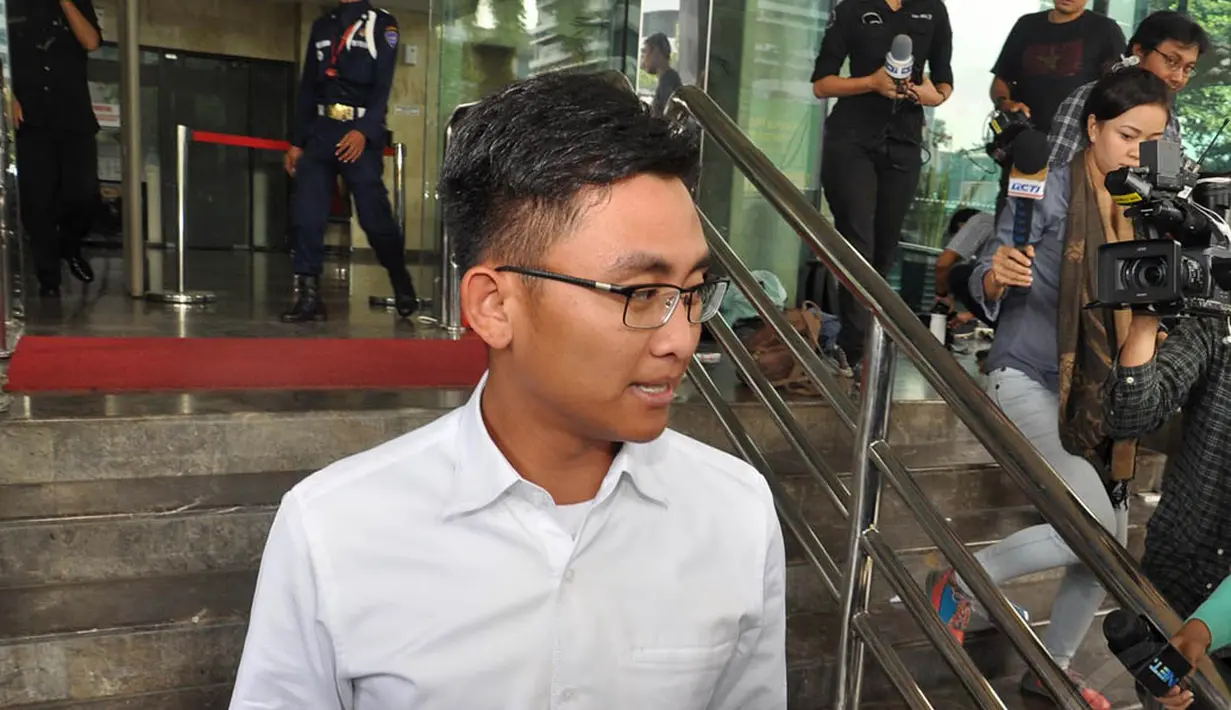 KPK memeriksa Andika Hazrumy sebagai saksi terkait kasus dugaan korupsi proyek pengadaan alat kesehatan di Pemprov Banten yang menjerat Ratu Atut sebagai tersangka, Jakarta, (26/9/14). (Liputan6.com/Miftahul Hayat)