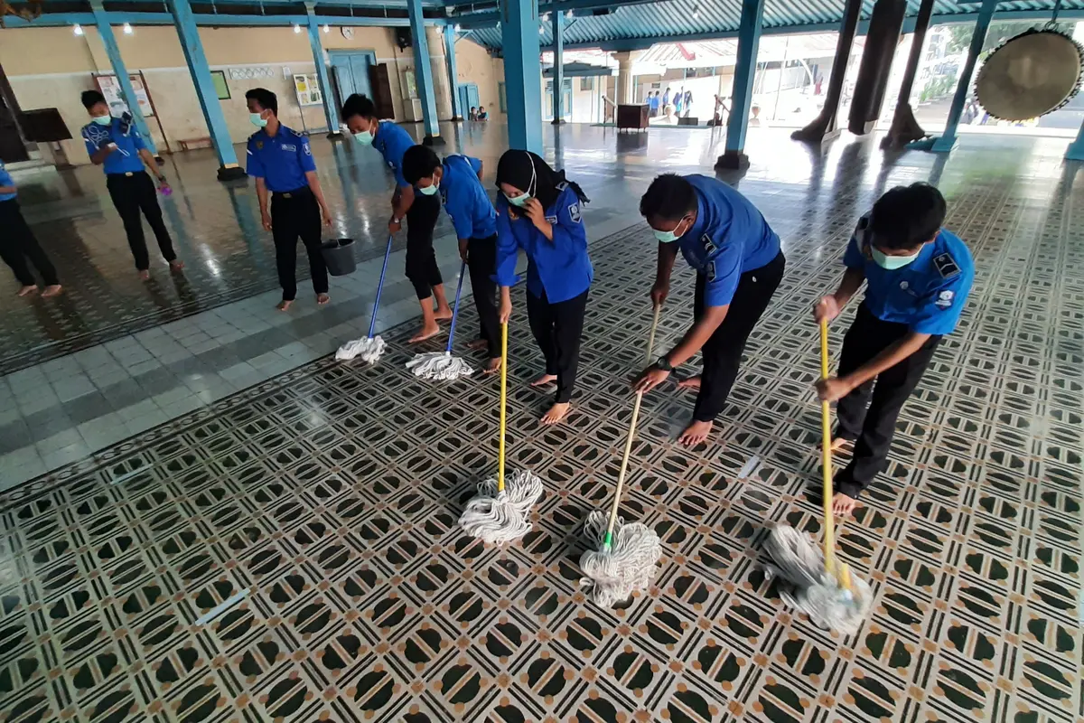 Membersihkan Masjid Untuk Cegah Penularan Corona
