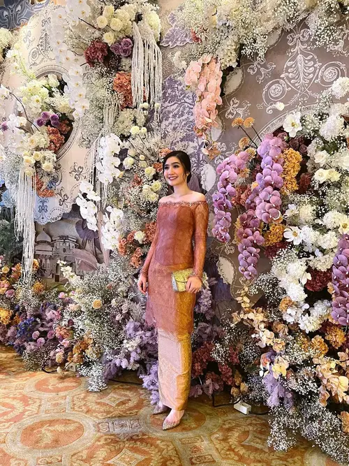 Tampil Anggun dan Cantik Ini Inspirasi Model Kebaya Modern Untuk Bridesmaid dari Febby Rastanty hingga Raline Shah Fashion Fimela