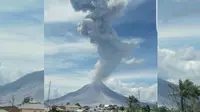 Sejak 2 hingga 7 Februari 2017, Gunung Sinabung tercatat sudah 47 kali meletus dengan tinggi kolom 5.000 meter disertai awan panas. (Foto: Twitter/@Sutopo_BNPB) 