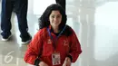 Karateka putri dari Swiss tersenyum saat akan masuk ke areal pertandingan World Junior, Cadet and U-21 Championship 2015 di ICE Serpong, Banten, Kamis (12/11/2015). 1425 peserta dari 91 negara berlaga di ajang ini. (Liputan6.com/Helmi Fithriansyah)