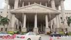 Kasus korupsi yang menimpa Najib Razak, mantan Perdana Menteri Malaysia sudah memasuki meja pengadilan. Sang istri pun turut hadir dalam pengadilan tersebut.