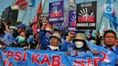 Sejumlah buruh melakukan unjuk rasa di depan Gedung DPR, Jakarta, Rabu (10/8/2022). Dalam aksi tersebut mereka menuntut agar pemerintah menghapus Omnibus Law. (Liputan6.com/Angga Yuniar)