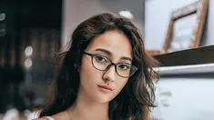 Inilah paras cantik Naomi Zaskia yang dikabarkan sedang dekat dengan Sule. Berbalut kacamata, parasnya makin terlihat cantik, bukan? (Liputan6.com/IG/naonomnom)