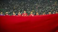 Sebelas pemain Timnas Indonesia menyanyikan lagu Indonesia Raya sebelum laga pertama Grup F Kualifikasi Piala Dunia 2026 melawan Timnas Irak di Basra International Stadium, Kamis (16/11/2023) malam WIB. (AFP/Hissein Faleh)