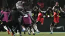 Pemain Mesir Mohamed Salah (tengah) bersama rekan satu timnya merayakan gol mereka ke gawang Senegal pada pertandingan kualifikasi Piala Dunia 2022 di Stadion Internasional Kairo, Kairo, Mesir, 25 Maret 2022. Mesir menang 1-0. (AP Photo/Amr Nabil)